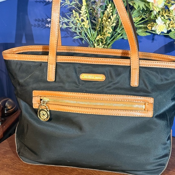 Michael Kors Kempton Nylon Shoulder Bag in GUC- medium sized- leather straps - Picture 3 of 16